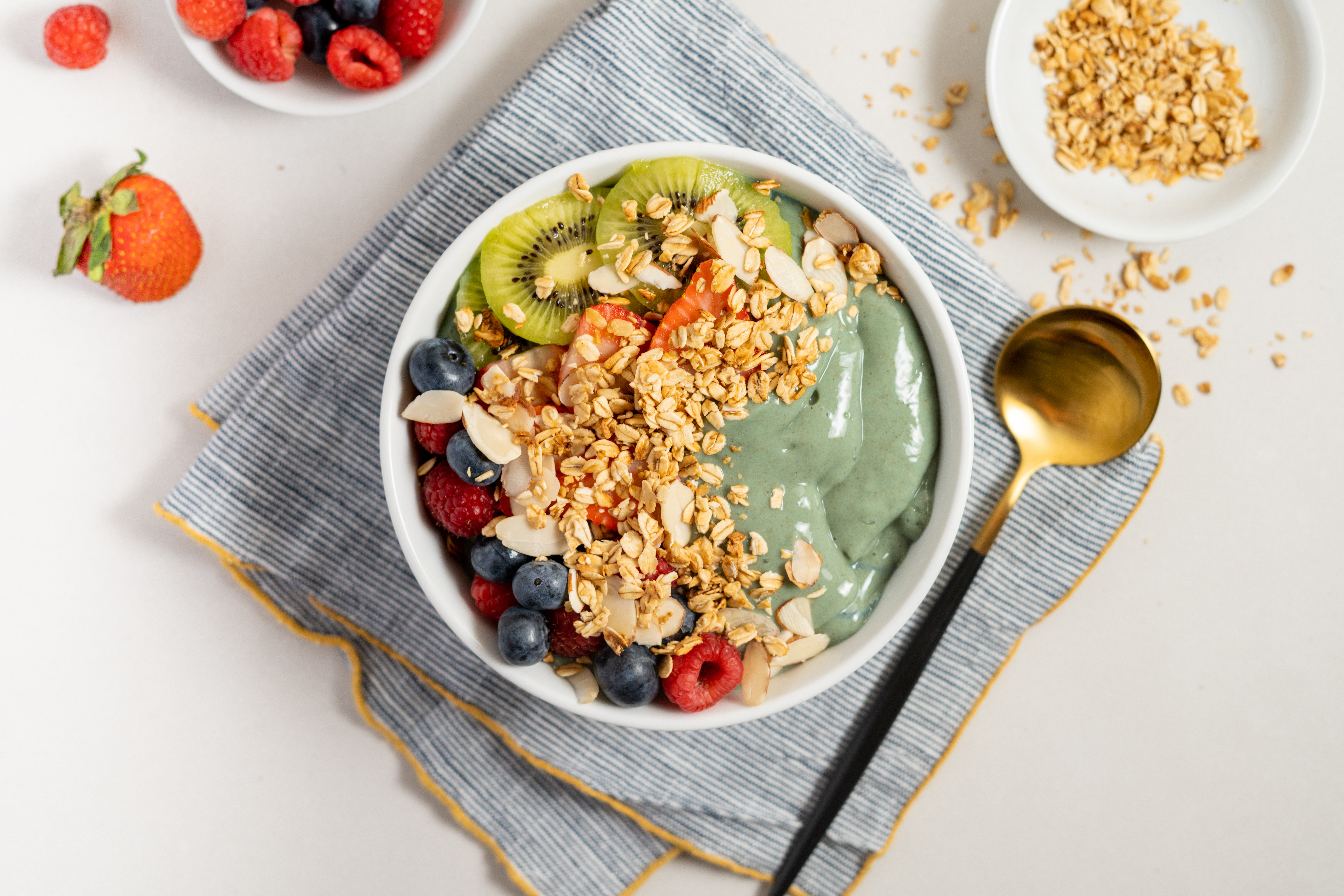 Delicious Collagen-Boosting Smoothie Bowl with Kiwi and Berries 1
